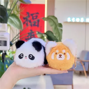 Nahaufnahme der weichen Panda-Plüsch-Schlüsselanhänger in der Hand mit feiner Fellstruktur