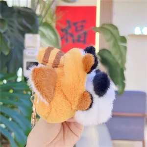 Nahaufnahme eines flauschigen Pandabären-Schlüsselanhängers mit weicher Textur und Ring