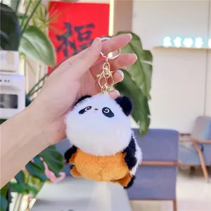Nahaufnahme eines Panda-Plüsch-Schlüsselanhängers in Weiß Schwarz und Orange mit Goldring