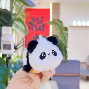 Wendbarer Panda-Plüschanhänger mit flauschiger Textur handgehalten in hellem Ambiente
