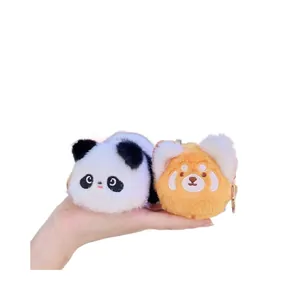 Niedliches Wende-Panda-Plüschanhänger-Set in der Hand zur Größenanzeige gezeigt