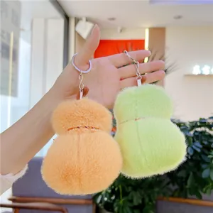 Nahaufnahme flauschiger Plüsch-Kürbis-Schlüsselanhänger in Orange und Grün mit Ringen
