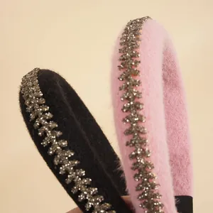 Funkelnde Strass-Haarbänder aus Plüsch in Schwarz und Rosa für stylische Frisuren