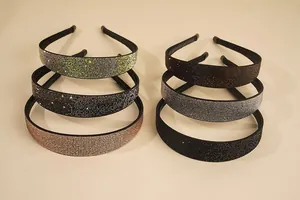 Detailansicht von sechs bunten Strass-Stirnbändern mit glitzernden Kristallen