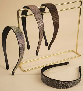 Detail von glitzernden Strass-Stirnbändern in verschiedenen Farben auf einem Display