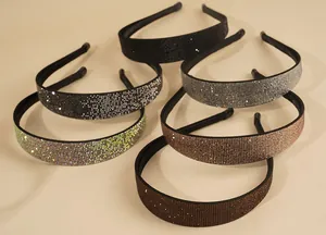 Detailaufnahme funkelnder Strass-Stirnbänder in verschiedenen Farben wie Gold und Silber