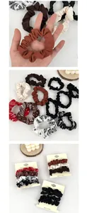 Dettaglio di elastici scrunchies in tessuto assortiti con stampe paisley e tinte unite