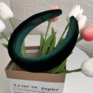 Serre-tête en velours épais vert forêt sur un fond floral élégant de style rétro