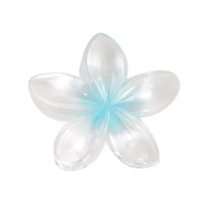 Detailansicht der perlmutthellblauen Plumeria-Haarklammer mit Farbverlauf-Blüten