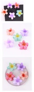 Detailansicht bunter matter Plumeria-Blüten-Haarklammern in verschiedenen Pastelltönen