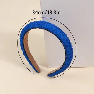 Dettaglio del cerchietto con perline blu, fodera in pelle scamosciata e misura 34 cm