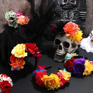 Dettaglio di cerchietti con rose artificiali colorate e decorazioni di teschi di Halloween
