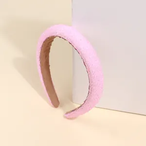 Dettaglio della fascia rosa con perline con imbottitura e fodera in velluto