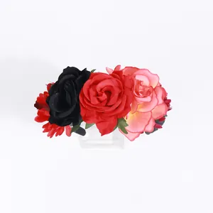 Dettaglio ravvicinato di rose finte nere, rosse e rosa su una fascia floreale di Halloween
