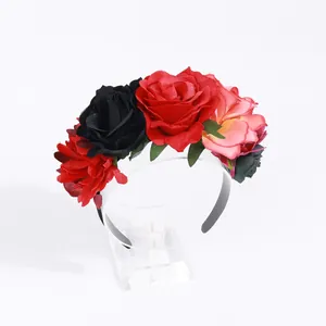 Dettaglio di rose artificiali vintage e foglie verdi su un cerchietto di Halloween