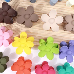 Dettaglio delle pinze per capelli a fiore opache in vari colori pastello macaron