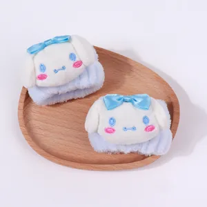 Nahaufnahme weicher Cinnamoroll Plüsch-Armbänder zum Gesichtwaschen auf Holztablett