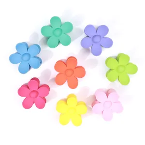Dettaglio di 8 grandi mollette per capelli a forma di fiore opaco in vari colori