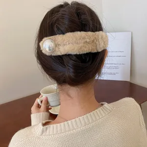 Fermaglio per capelli in peluche kaki con perla grande su uno chignon elegante