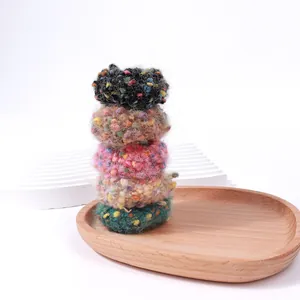 Set de 5 coleteros de punto grueso con motas de colores en varios tonos otoñales