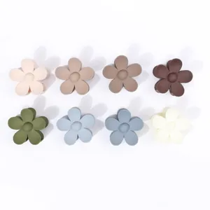 Set di 8 mollette per capelli a fiore opaco in vari colori Morandi su sfondo bianco