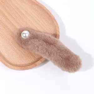 Fermaglio per capelli Maillard in morbido peluche color cammello con perla