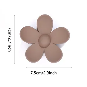 Pinza per capelli a fiore marrone opaco con misure di 7,5cm su sfondo bianco