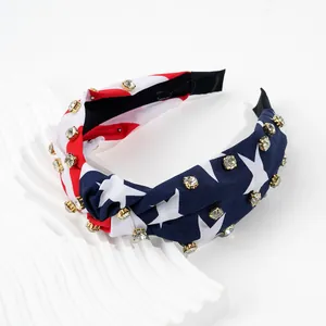 Détail du serre-tête noué drapeau américain avec rayures tricolores et strass brillants