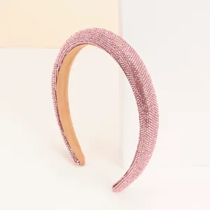 Dettaglio del cerchietto in spugna con strass rosa di lusso e fodera in tessuto morbido