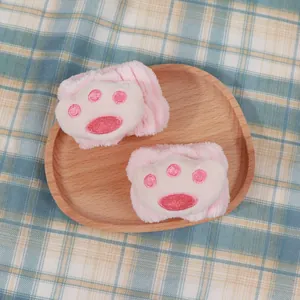 Detailansicht der rosa Katzenpfoten-Armbänder aus Plüsch zum Gesichtswaschen und Aufsaugen