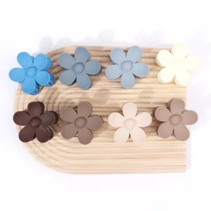 Otto grandi fermagli per capelli a forma di fiore opaco in vari colori pastello su legno