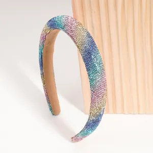 Dettaglio macro del cerchietto imbottito con strass arcobaleno e fodera in velluto