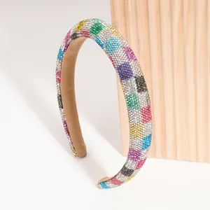 Dettaglio di un cerchietto imbottito di lusso con motivo a scacchi in strass colorati