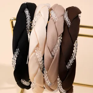 Détail de serre-têtes en satin tressé avec chaînes de cristaux en quatre couleurs élégantes