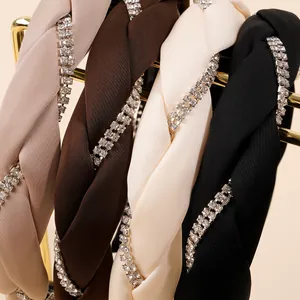 Serre-têtes élégants en satin torsadé avec chaînes en strass en quatre couleurs