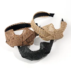 Détail du tissage des serre-têtes nœuds en raphia en marron, beige et noir