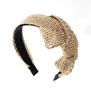 Détail du tissage en raphia et du nœud sur un serre-tête bohème en paille tressée