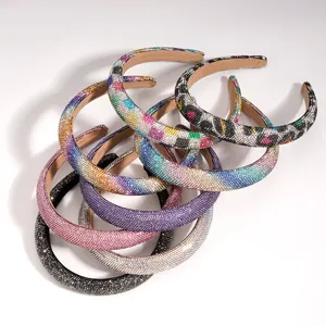 Cerchietti imbottiti con strass in colori vivaci e motivi leopardati su sfondo bianco