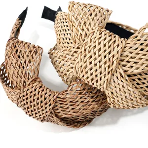 Serre-têtes bohèmes en raphia avec nœud, marron et kaki, texture tressée sur fond blanc