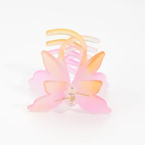 Détail de la pince à cheveux papillon dégradé rose et orange mat avec ressort en métal