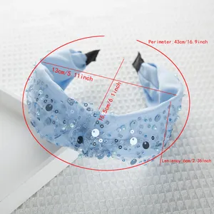 Dettaglio del cerchietto azzurro con paillettes, perle e dimensioni del prodotto