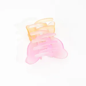 Détail d'une pince à cheveux papillon double couche avec dégradé mat orange-rose