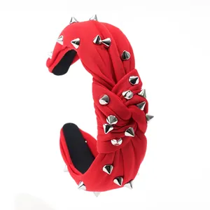 Serre-tête rouge noué style punk pour femme avec pointes métalliques argentées et tissu