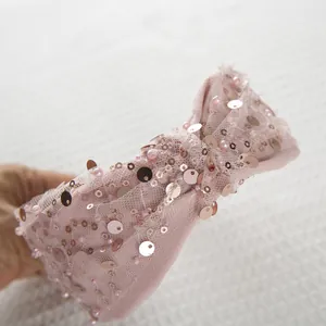 Cerchietto elegante in mesh rosa con paillettes scintillanti e perline a nodo