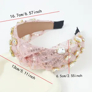 Détail du serre-tête en résille rose à paillettes avec strass et design noué sur le dessus