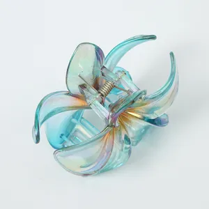 Detail der blauen schillernden Blumenhaarklammer mit transparentem Farbverlaufseffekt