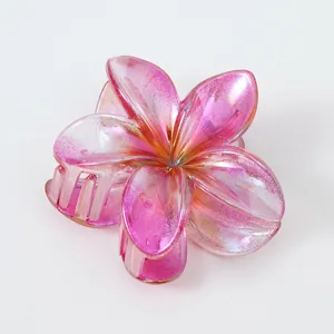 Makro-Detail einer rosa Frangipani-Haarklammer mit perlmuttfarbenem Farbverlauf