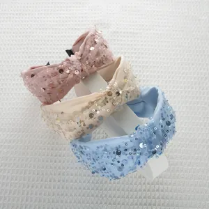 Tre cerchietti con paillettes e tulle nei colori rosa pastello, beige e blu