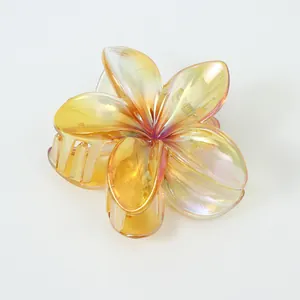 Makro-Detail der Frangipani-Blüten-Haarklammer mit buntem Farbverlauf und Perlmutt-Finish