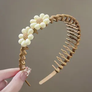 Dettaglio cerchietto marrone con margherite e denti interni antiscivolo per bambine